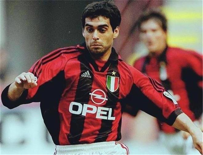 AC米兰训练开放日，关键时刻再遭质疑引欢呼，NBA季后赛在即，年轻球员得到机会的简单介绍